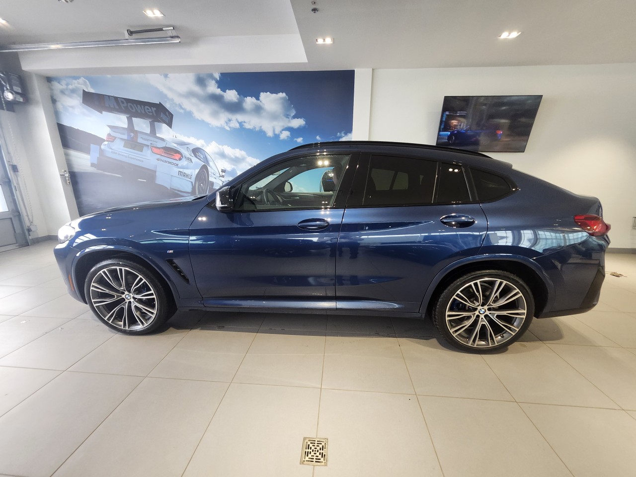 2023 BMW X4 - Image 2