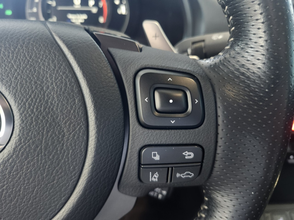 2022 Lexus IS - Image 16