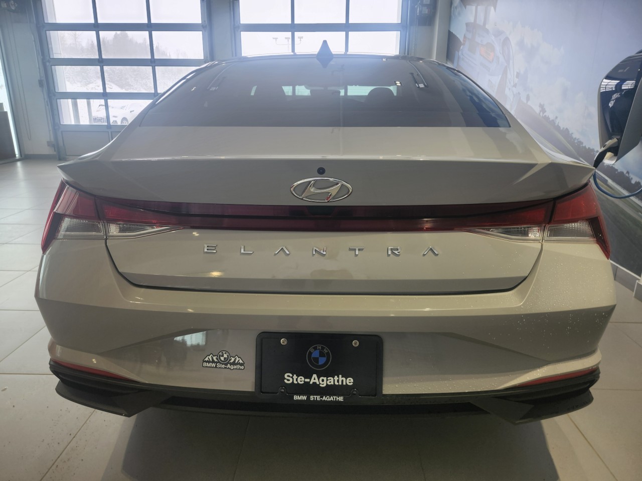 2022 Hyundai Elantra - Image 3