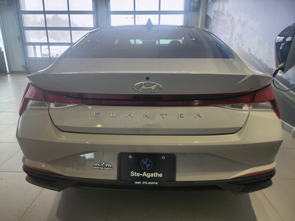 2022 Hyundai Elantra - Image 3