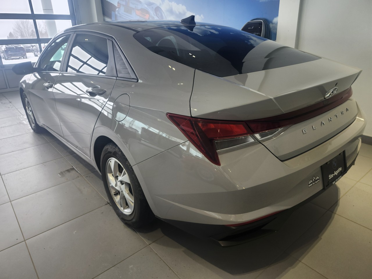 2022 Hyundai Elantra - Image 4