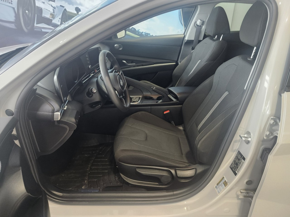 2022 Hyundai Elantra - Image 9