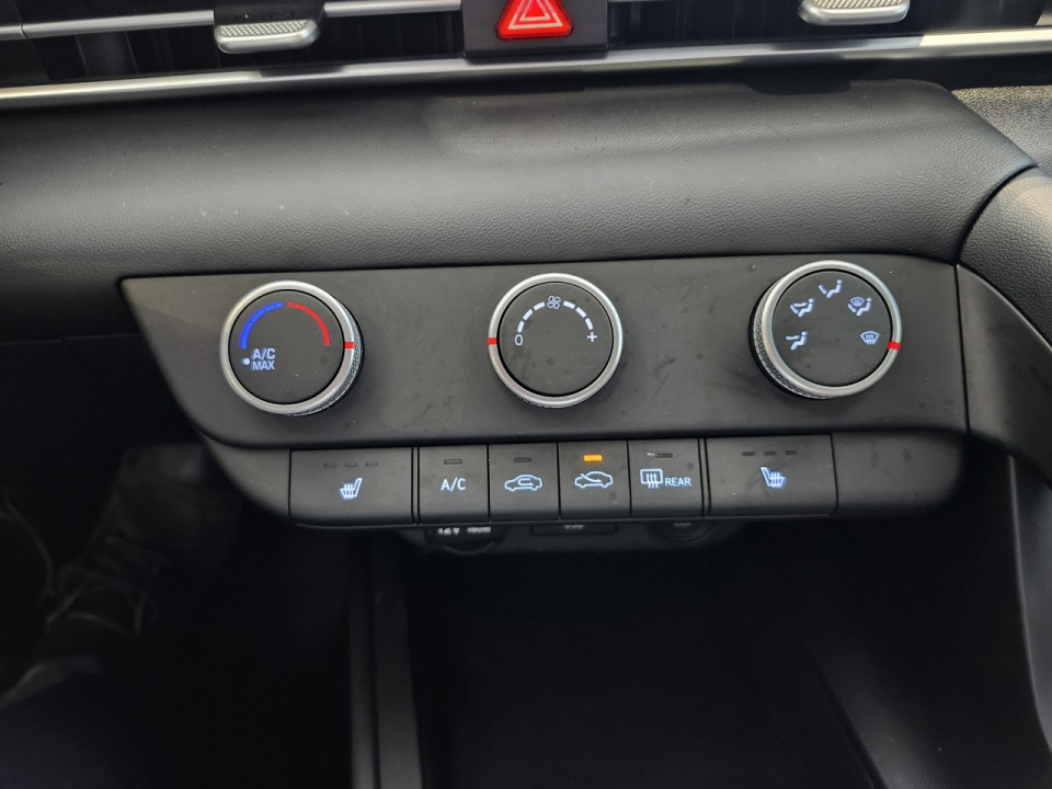 2022 Hyundai Elantra - Image 15