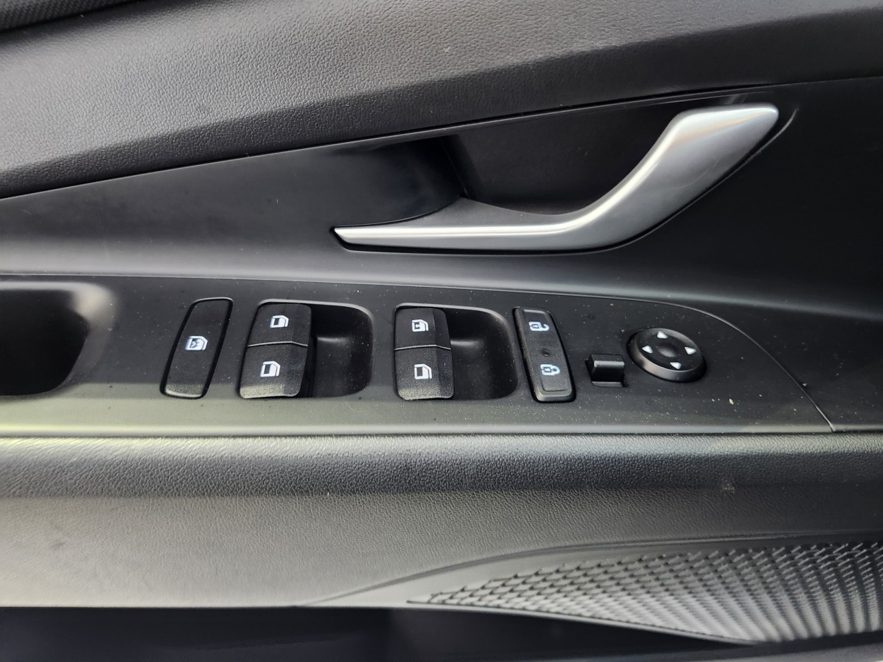 2022 Hyundai Elantra - Image 17