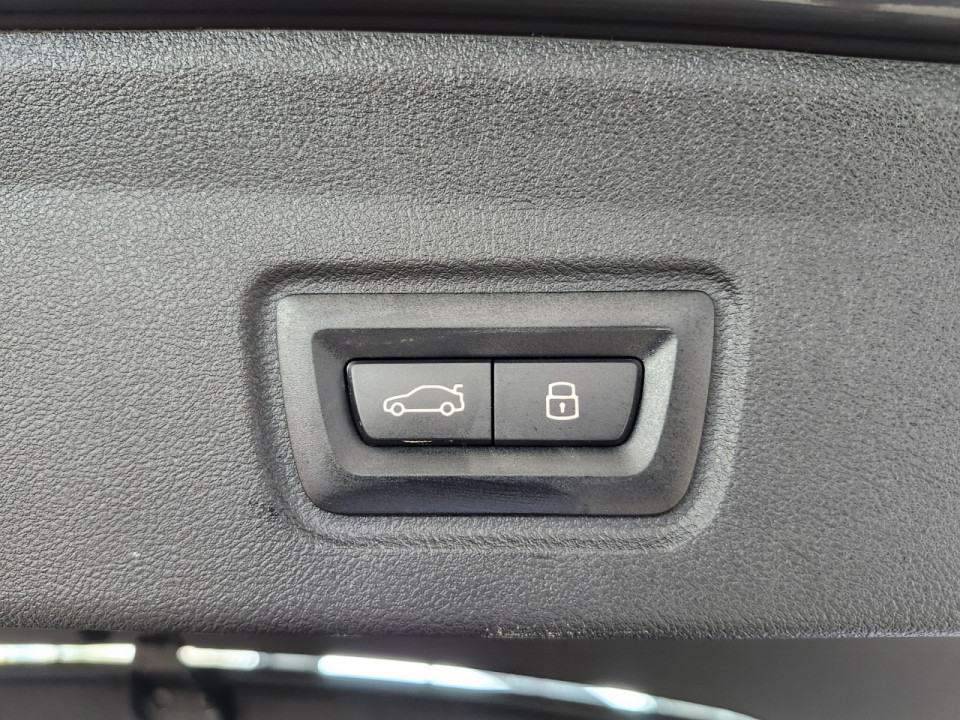 2025 BMW i4 - Image 7