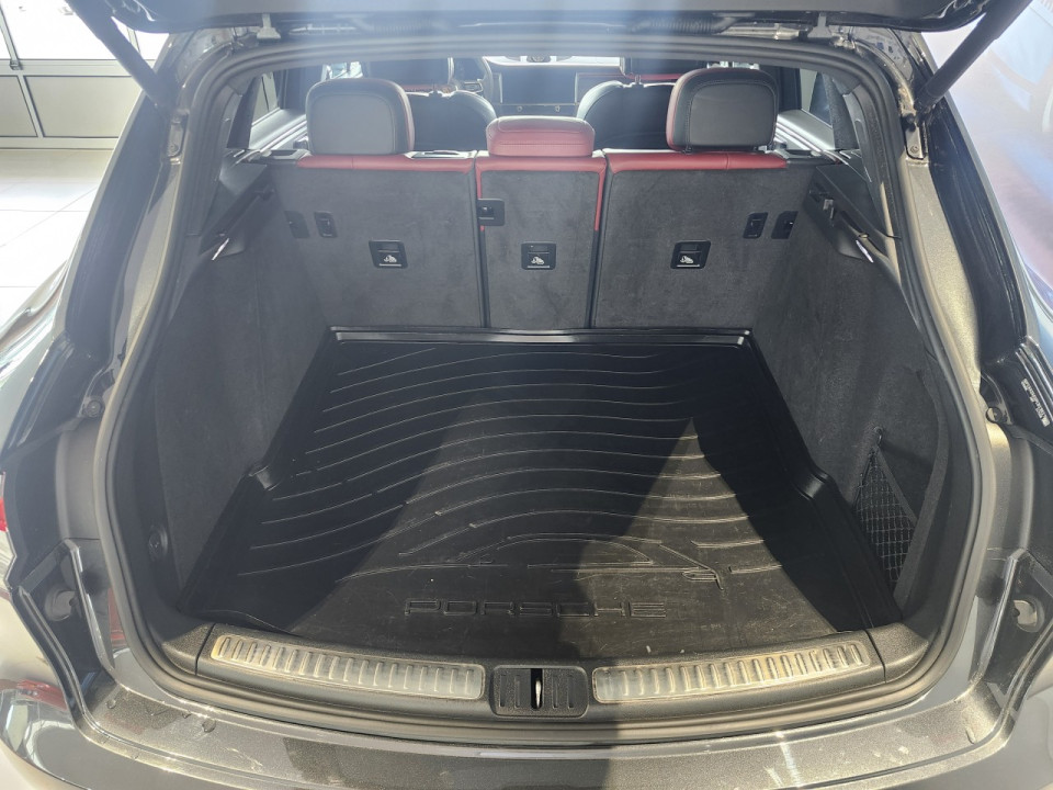 2023 Porsche Macan - Image 5