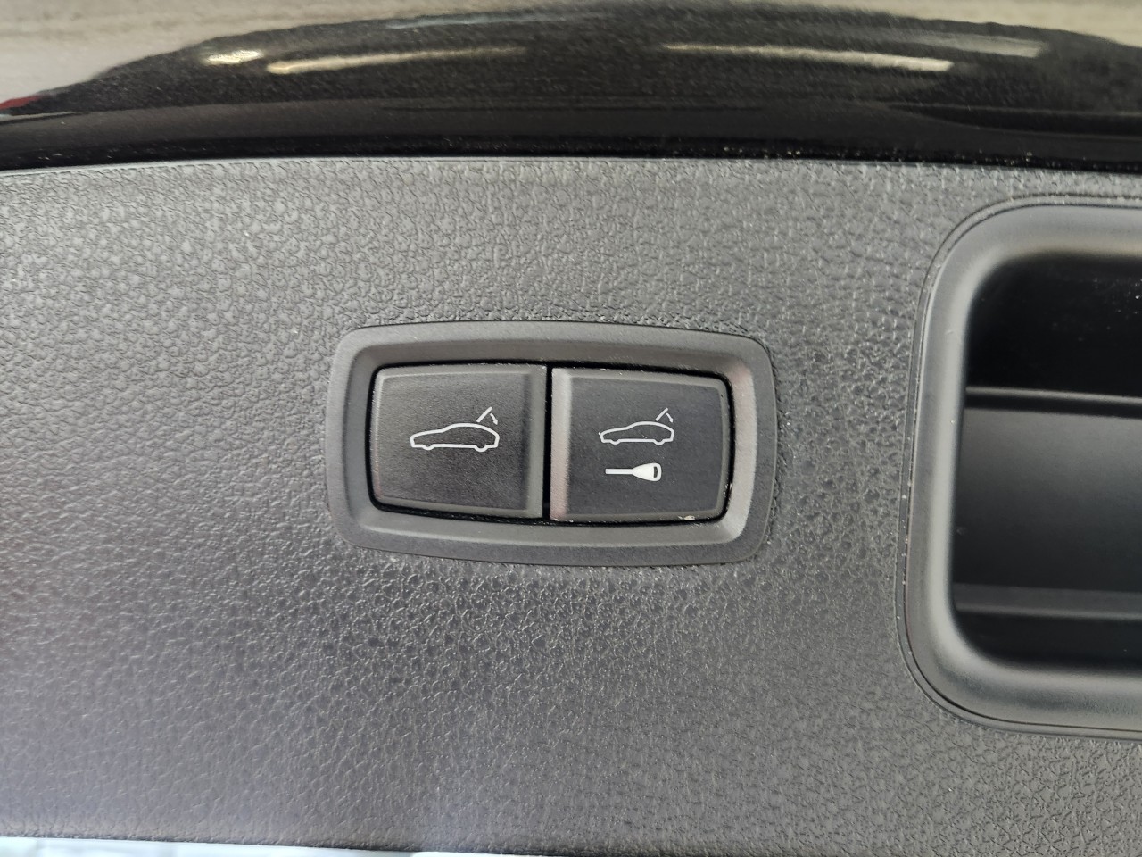 2023 Porsche Macan - Image 6