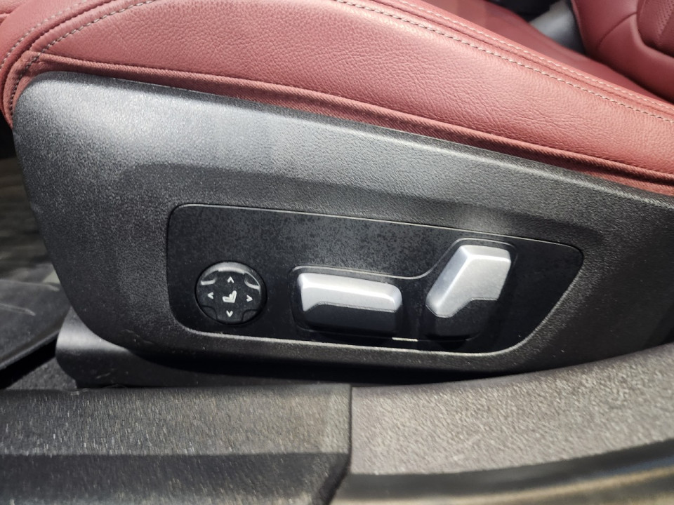 2024 BMW 3 Series - Image 13