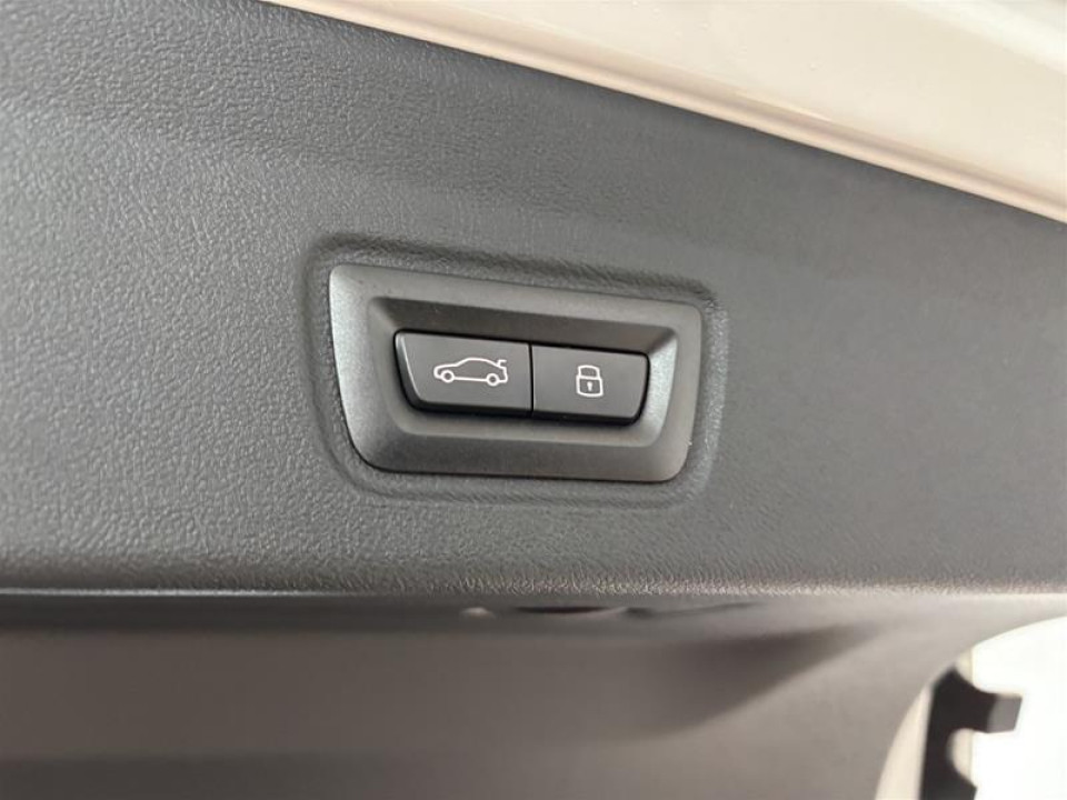 2025 BMW i4 - Image 6