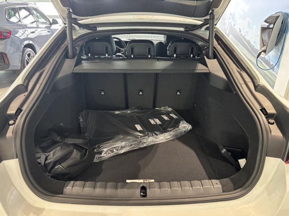 2025 BMW i4 - Image 10
