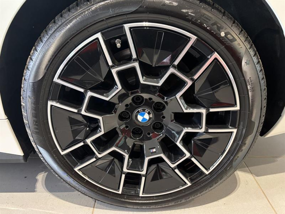 2025 BMW i4 - Image 13