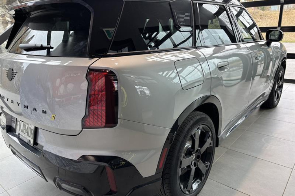 2026 MINI Countryman - Image 17