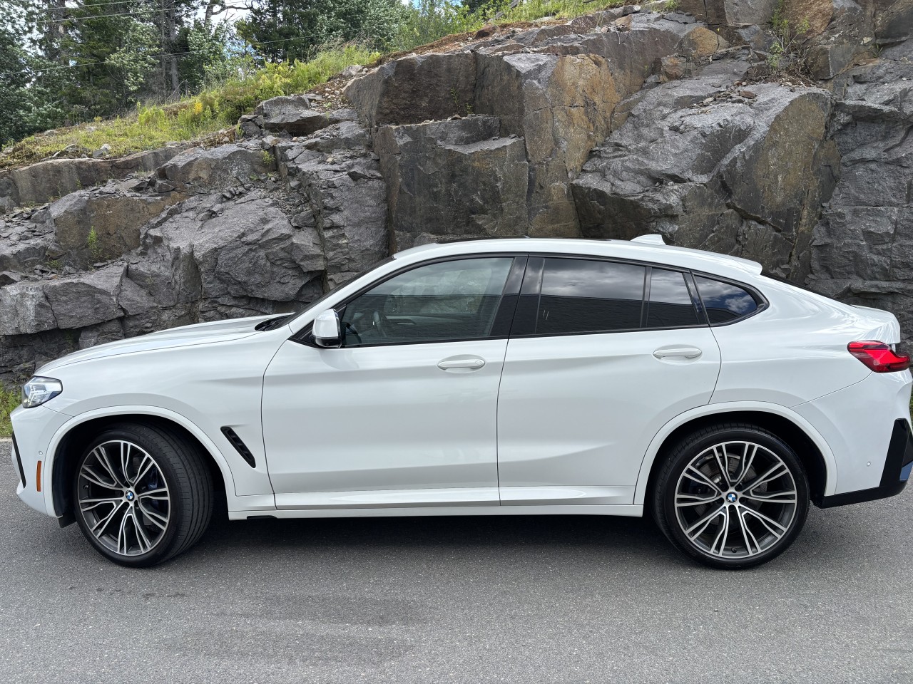2022 BMW X4 - Image 2