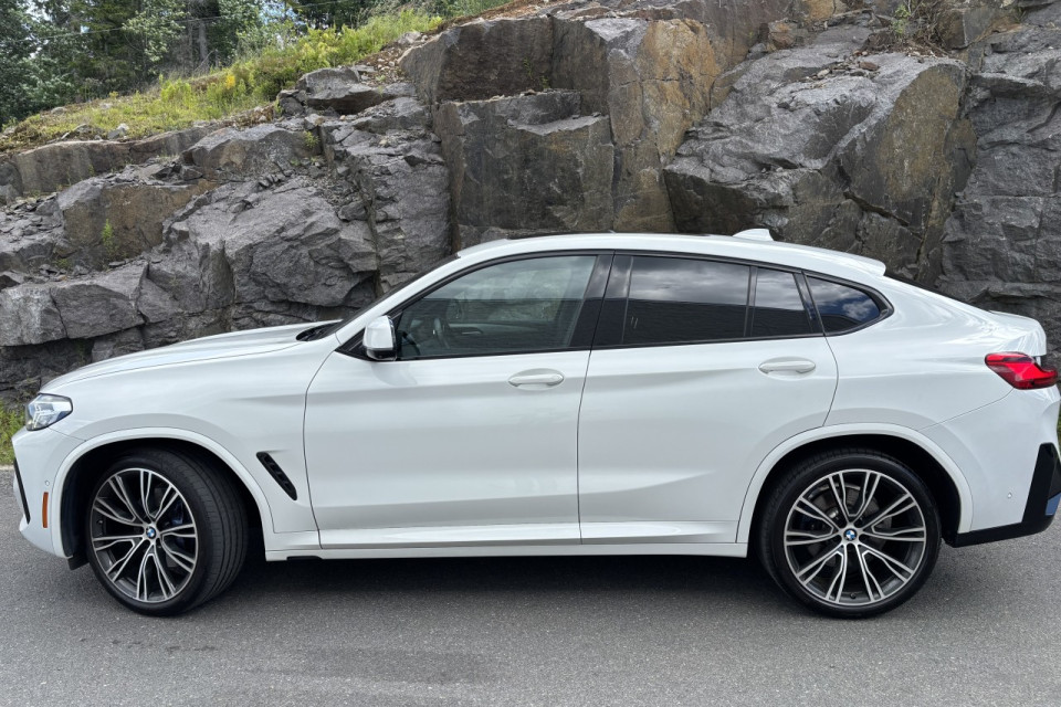 2022 BMW X4 - Image 2