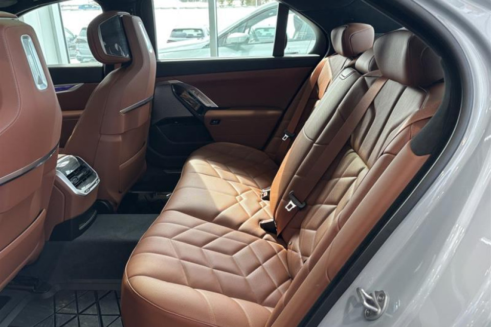 2026 BMW 760I - Image 12
