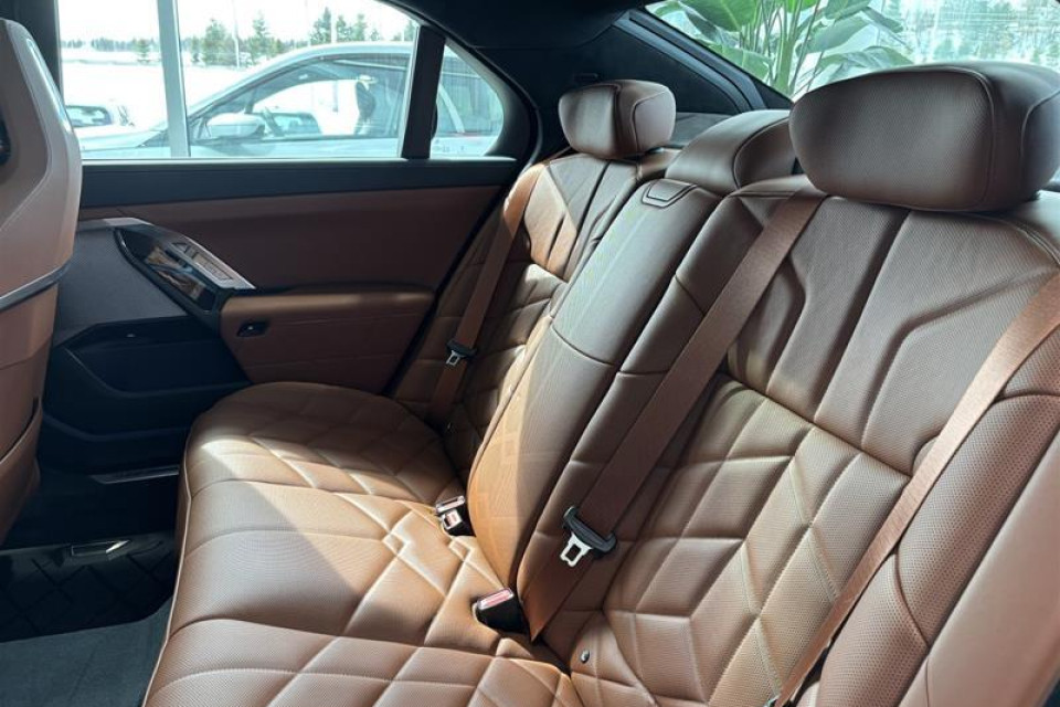 2026 BMW 760I - Image 13