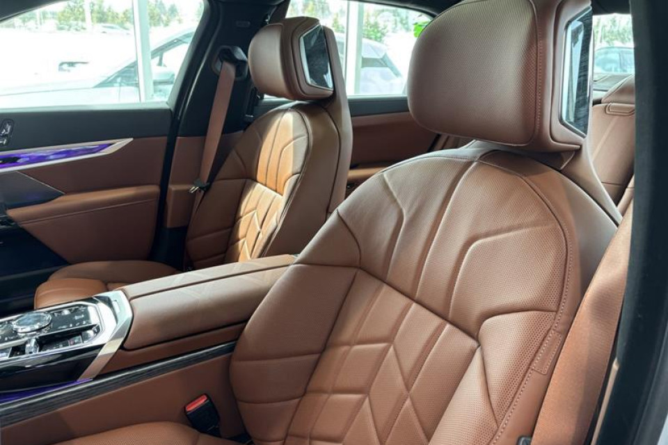 2026 BMW 760I - Image 14