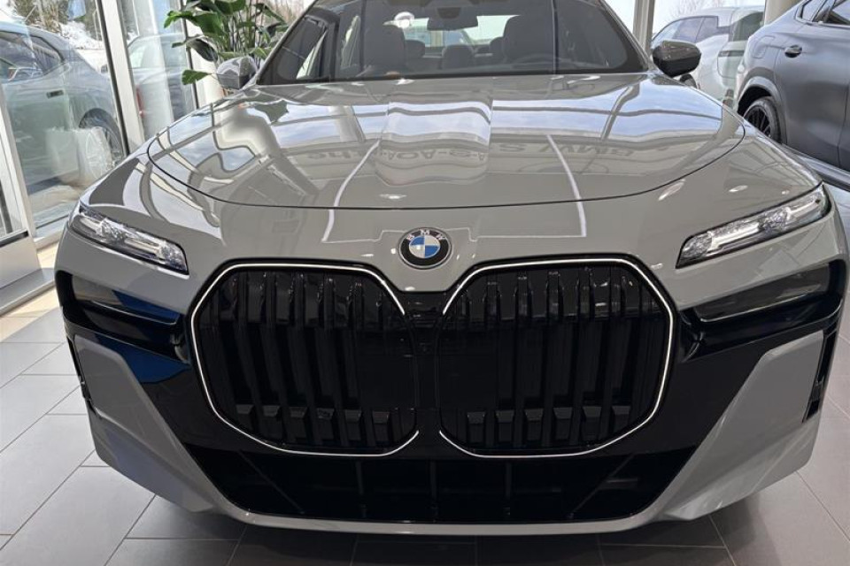 2026 BMW 760I - Image 16