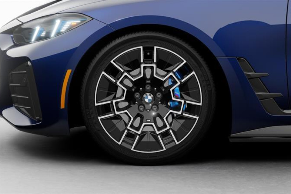 2026 BMW i4 - Image 12